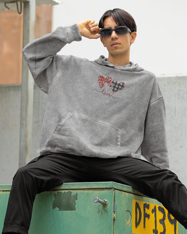Bluza oversize z kapturem <br>Serce Pełne Miłości <br>Haft, Efekt sprania, edycja RED